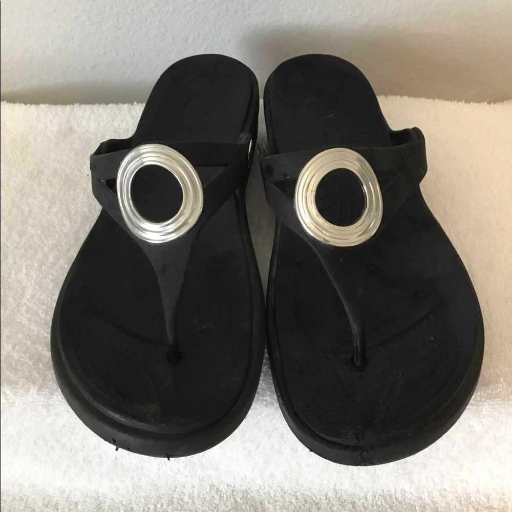 Crocs womens Sanrah wedge sandals dual comfort w/silver metal ring size 8